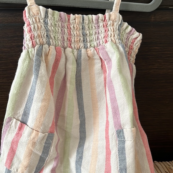 Old navy romper- perfect for spring/ summer - Picture 2 of 3